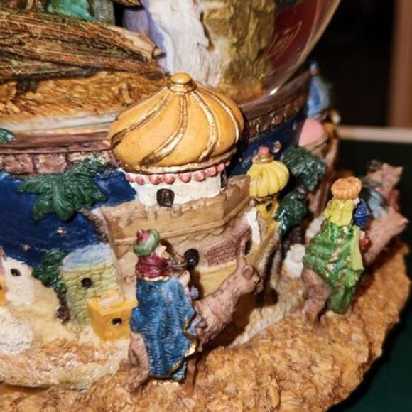 Rotating Water Globe plays "O Holy Night " by Kirkland Home - Picture 8 of 8